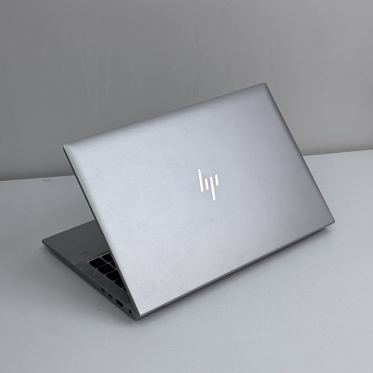 HP EliteBook 845 G8 – AMD Ryzen 5 5500U/ 14 inch / 256GB SSD / 8GB RAM