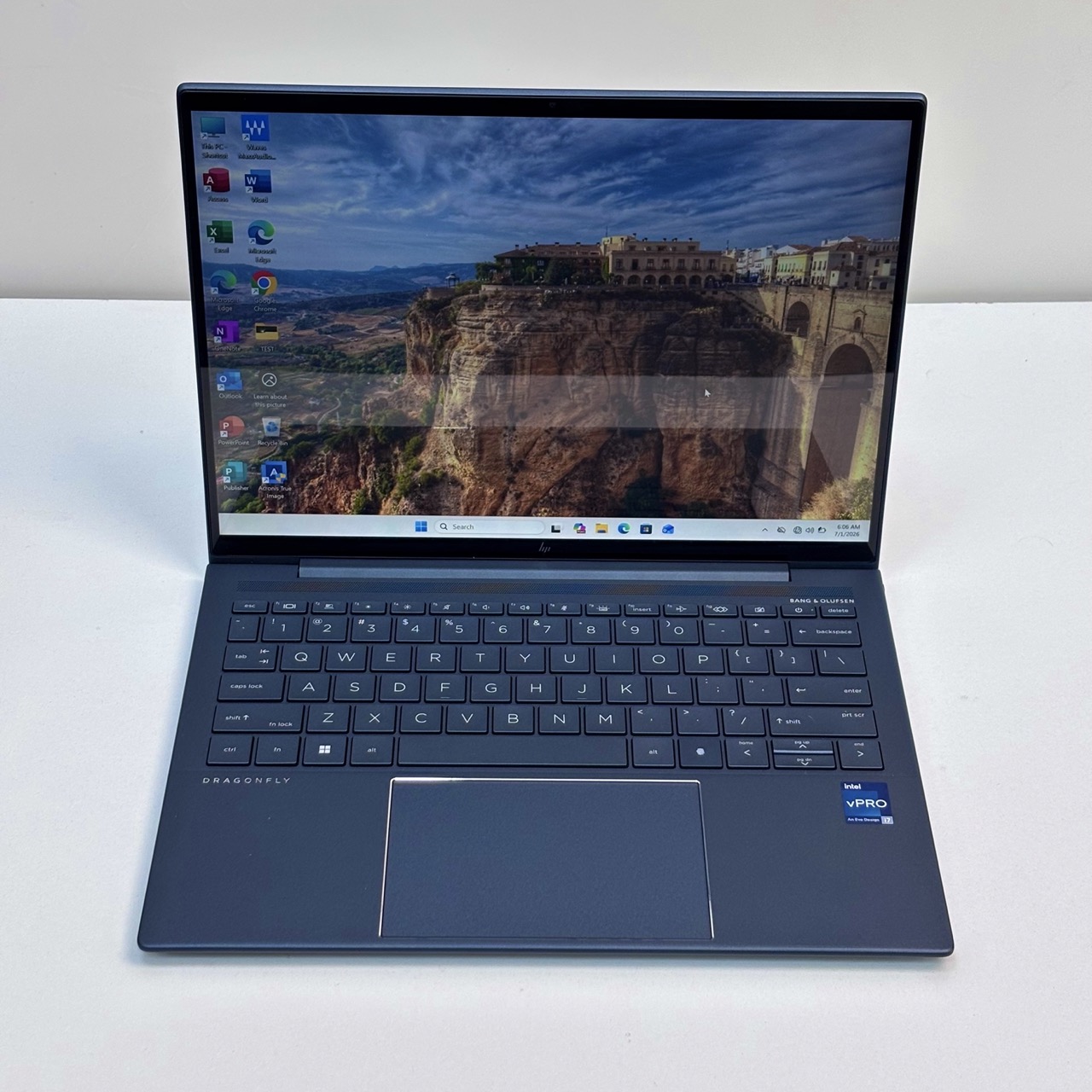 HP Dragonfly G4 (2023) Notebook / 12th Gen Intel Core i7-1265U / 13.5inch WUXGA+ / 512GB SSD / 16GB RAM / Shared Intel Iris Xe Graphics